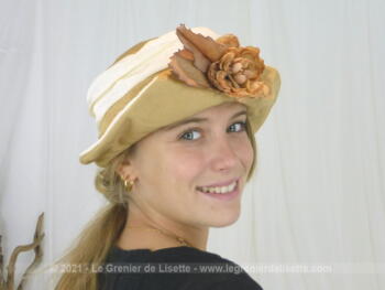Quelle belle allure avec ce chapeau à la forme vintage réalisé en 2 couleurs de tissus côtelé décoré d'une fleur sur un revers fixe. Tour de tête standard, 57/58.