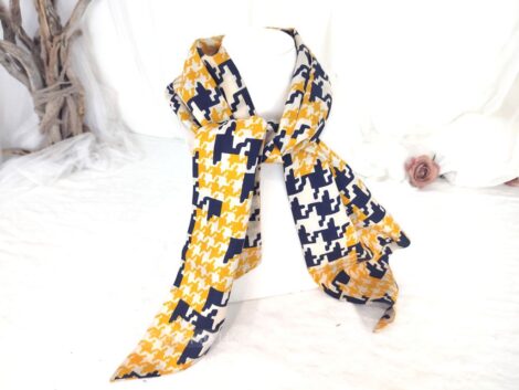 Sur 22.5 x 150 cm, voici un superbe foulard écharpe au tissus soyeux avec des extrémités en biais et aux motifs tendance seventeen jaunes et marines.
