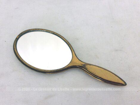 Voici un adorable petit miroir face à main en métal doré avec un dos décoré par un travail ouvragé d'un damier façon treillis .