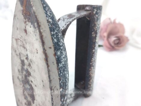 Voici un ancien fer à repasser émaillée en gris moucheté avec sa semelle en métal aux traces d'oxydation et la gravure dans la masse de la marque "Rosières".