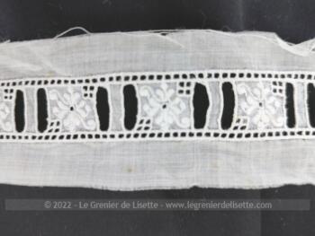 Sur 560 x 4 cm, voici un long coupon de dentelle entre-deux à 2 passants décoré de broderies de fleurs sur un léger coton.