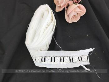 Sur 560 x 4 cm, voici un long coupon de dentelle entre-deux à 2 passants décoré de broderies de fleurs sur un léger coton.