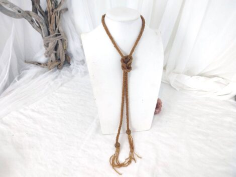 Voici un long sautoir ou ceinture en perles de rocaille couleur ambre à porter de différentes façons avec ses 122 cm de long + franges. Allure vintage et rétro garantie.