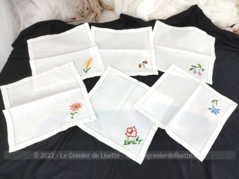 Voici un lot 6 petites serviettes à thé de 24 x 25 cm portant chacune une broderie d'une fleur différente et un fin jour tout autour.