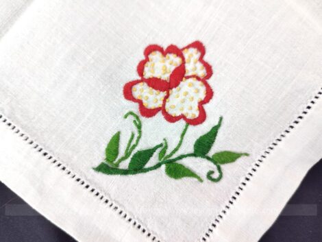 Voici un lot 6 petites serviettes à thé de 24 x 25 cm portant chacune une broderie d'une fleur différente et un fin jour tout autour.