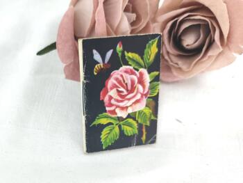 Ancien mini almanach de 1951 sur 14 pages, cadeau publicitaire de la Librairie Papeterie A. Priay à Thiers, avec en couverture le dessin d'une rose rose sur fond noir.