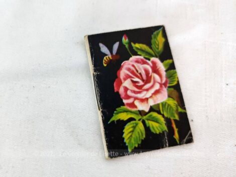 Ancien mini almanach de 1951 sur 14 pages, cadeau publicitaire de la Librairie Papeterie A. Priay à Thiers, avec en couverture le dessin d'une rose rose sur fond noir.