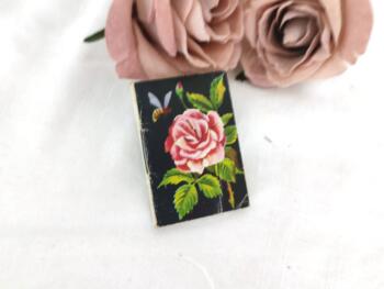 Ancien mini almanach de 1951 sur 14 pages, cadeau publicitaire de la Librairie Papeterie A. Priay à Thiers, avec en couverture le dessin d'une rose rose sur fond noir.