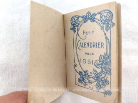 Ancien mini almanach de 1951 sur 14 pages, cadeau publicitaire de la Librairie Papeterie A. Priay à Thiers, avec en couverture le dessin d'une rose rose sur fond noir.