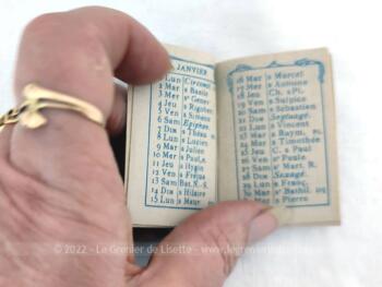 Ancien mini almanach de 1951 sur 14 pages, cadeau publicitaire de la Librairie Papeterie A. Priay à Thiers, avec en couverture le dessin d'une rose rose sur fond noir.