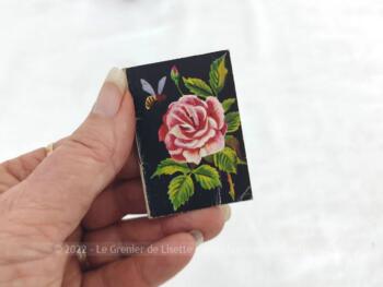 Ancien mini almanach de 1951 sur 14 pages, cadeau publicitaire de la Librairie Papeterie A. Priay à Thiers, avec en couverture le dessin d'une rose rose sur fond noir.