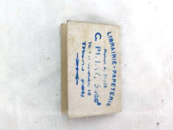 Ancien mini almanach de 1951 sur 14 pages, cadeau publicitaire de la Librairie Papeterie A. Priay à Thiers, avec en couverture le dessin d'une rose rose sur fond noir.