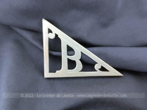 Pour poser sur un sac, portefeuille, objet en cuir, revers de manteau ou autre, votre initiale B en métal avec une grande forme triangulaire de 7 x 5.5 x 4 cm.