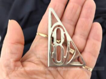 Pour caler ou insérer dans un angle pour une de vos créations voici votre monogramme B en métal en triangle de 6 x 3.8 x 7 cm avec revers sur 2 pans de 3 mm