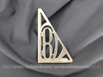 Pour caler ou insérer dans un angle pour une de vos créations voici votre monogramme B en métal en triangle de 6 x 3.8 x 7 cm avec revers sur 2 pans de 3 mm