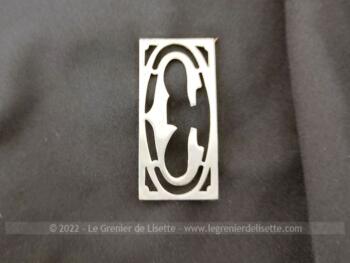 Si vous souhaitez poser votre initiale C en métal sur un sac, portefeuille, objet en cuir, revers de manteau ou autre, la voici sur 4 x 2.2 cm qui vous attend !