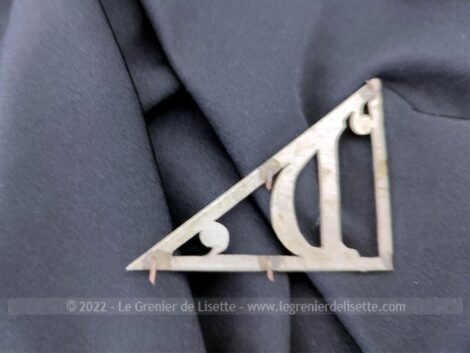 Pour poser sur un sac, portefeuille, objet en cuir, revers de manteau ou autre, votre initiale D en métal avec une grande forme triangulaire de 7 x 5.5 x 4 cm.
