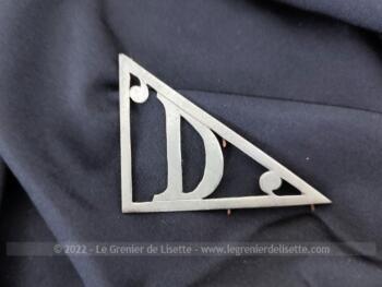 Pour poser sur un sac, portefeuille, objet en cuir, revers de manteau ou autre, votre initiale D en métal avec une grande forme triangulaire de 7 x 5.5 x 4 cm.