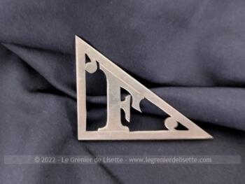 Pour poser sur un sac, portefeuille, objet en cuir, revers de manteau ou autre, votre initiale F en métal avec une grande forme triangulaire de 7 x 5.5 x 4 cm.