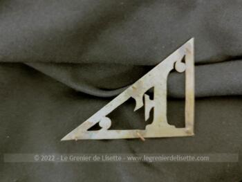 Pour poser sur un sac, portefeuille, objet en cuir, revers de manteau ou autre, votre initiale F en métal avec une grande forme triangulaire de 7 x 5.5 x 4 cm.