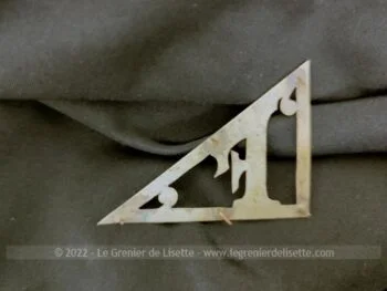 Pour poser sur un sac, portefeuille, objet en cuir, revers de manteau ou autre, votre initiale F en métal avec une grande forme triangulaire de 7 x 5.5 x 4 cm.