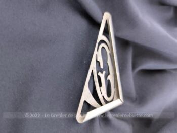 En triangle, voici un monogramme B en métal à caler ou insérer dans un angle gauche d'une de vos créations. Il mesure 6 x 3.8 x 7 cm . De couleur métal argenté, il est prêt à décorer et mettre en valeur l'angle d'un revers de sac, portefeuille, objet en cuir, carton ou autres idées de création ! Pour caler, on découvre au dos sur 2 pans du triangle, un retour de 3 mm (voir photos). A vous de choisir où poser cette lettre B que vous affectionnez tant !