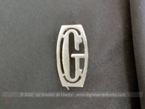 Si vous souhaitez poser vos initiales LB dans un monogramme en métal sur un sac, portefeuille, objet en cuir, revers de manteau ou autre, les voici.