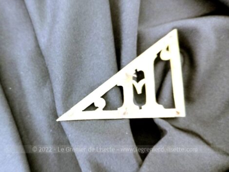 Pour poser sur un sac, portefeuille, objet en cuir, revers de manteau ou autre, votre initiale H en métal avec une grande forme triangulaire de 7 x 5.5 x 4 cm.