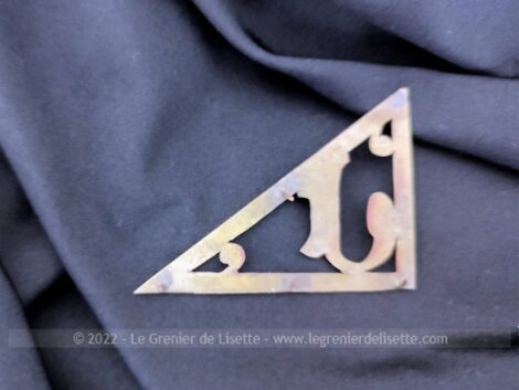 Pour poser sur un sac, portefeuille, objet en cuir, revers de manteau ou autre, votre initiale J en métal avec une grande forme triangulaire de 7 x 5.5 x 4 cm.