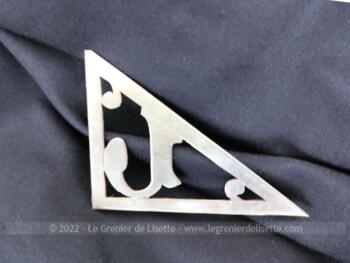 Pour poser sur un sac, portefeuille, objet en cuir, revers de manteau ou autre, votre initiale J en métal avec une grande forme triangulaire de 7 x 5.5 x 4 cm.