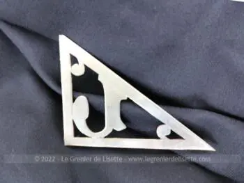Pour poser sur un sac, portefeuille, objet en cuir, revers de manteau ou autre, votre initiale J en métal avec une grande forme triangulaire de 7 x 5.5 x 4 cm.