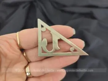 Pour poser sur un sac, portefeuille, objet en cuir, revers de manteau ou autre, votre initiale J en métal avec une grande forme triangulaire de 7 x 5.5 x 4 cm.