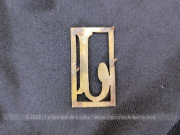 Si vous souhaitez poser votre initiale J en métal sur un sac, portefeuille, objet en cuir, revers de manteau ou autre, la voici sur 4 x 2.2 cm qui vous attend !