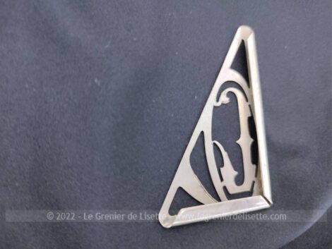 Pour caler ou insérer dans un coin ou un angle pour une de vos créations voici votre initiale L en métal en triangle de 6 x 3.8 x 7 cm avec revers sur 2 pans de 3mm .