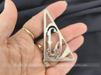 Pour caler ou insérer dans un coin ou un angle pour une de vos créations voici votre initiale L en métal en triangle de 6 x 3.8 x 7 cm avec revers sur 2 pans de 3mm .