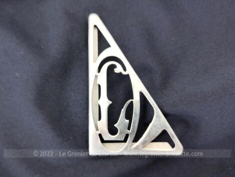 Pour caler ou insérer dans un coin ou un angle pour une de vos créations voici votre initiale L en métal en triangle de 6 x 3.8 x 7 cm avec revers sur 2 pans de 3mm .
