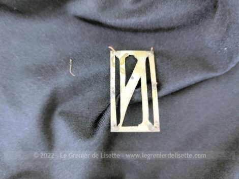 Si vous souhaitez poser votre initiale sur un sac, portefeuille, objet en cuir, revers de manteau ou autre, voici le monogramme N de 4 x 2.2 cm qui vous attend !