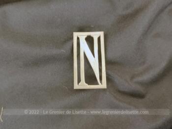 Si vous souhaitez poser votre initiale sur un sac, portefeuille, objet en cuir, revers de manteau ou autre, voici le monogramme N de 4 x 2.2 cm qui vous attend !