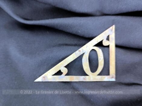 Pour poser sur un sac, portefeuille, objet en cuir, revers de manteau ou autre, votre initiale O en métal avec une grande forme triangulaire de 7 x 5.5 x 4 cm.