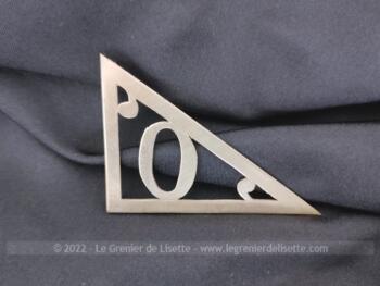 Pour poser sur un sac, portefeuille, objet en cuir, revers de manteau ou autre, votre initiale O en métal avec une grande forme triangulaire de 7 x 5.5 x 4 cm.