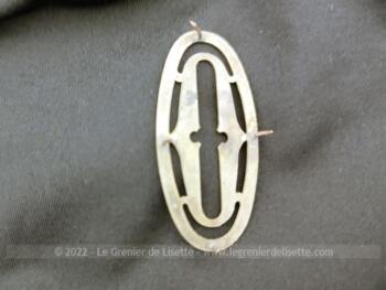 Si vous souhaitez poser votre initiale O en métal sur un sac, portefeuille, objet en cuir, revers de manteau ou autre, la voici qui vous attend !