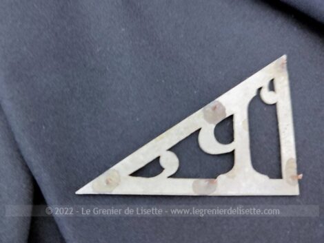 Pour poser sur un sac, portefeuille, objet en cuir, revers de manteau ou autre, votre initiale F en métal avec une grande forme triangulaire de 7 x 5.5 x 4 cm.