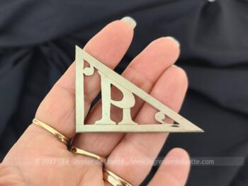 Pour poser sur un sac, portefeuille, objet en cuir, revers de manteau ou autre, votre initiale B en métal avec une grande forme triangulaire de 7 x 5.5 x 4 cm.