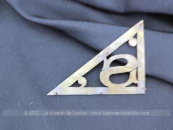 Pour poser sur un sac, portefeuille, objet en cuir, revers de manteau ou autre, votre initiale S en métal avec une grande forme triangulaire de 7 x 5.5 x 4 cm.