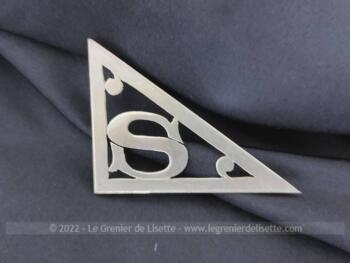 Pour poser sur un sac, portefeuille, objet en cuir, revers de manteau ou autre, votre initiale S en métal avec une grande forme triangulaire de 7 x 5.5 x 4 cm.