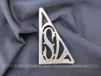 Pour caler ou insérer dans un coin ou un angle pour une de vos créations voici votre initiale S en métal en triangle de 6 x 3.8 x 7 cm avec revers sur 2 pans de 3 mm .