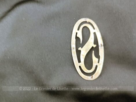 Si vous souhaitez poser votre initiale S en métal sur un sac, portefeuille, objet en cuir, revers de manteau ou autre, la voici qui vous attend !