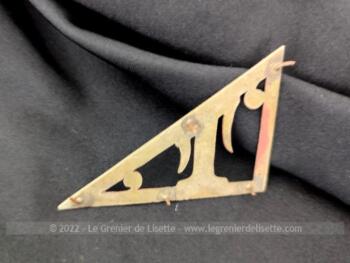 Pour poser sur un sac, portefeuille, objet en cuir, revers de manteau ou autre, votre initiale T en métal avec une grande forme triangulaire de 7 x 5.5 x 4 cm.