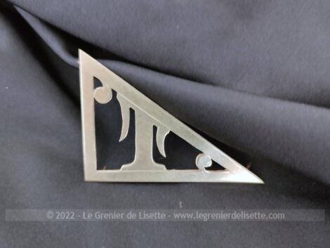 Pour poser sur un sac, portefeuille, objet en cuir, revers de manteau ou autre, votre initiale T en métal avec une grande forme triangulaire de 7 x 5.5 x 4 cm.