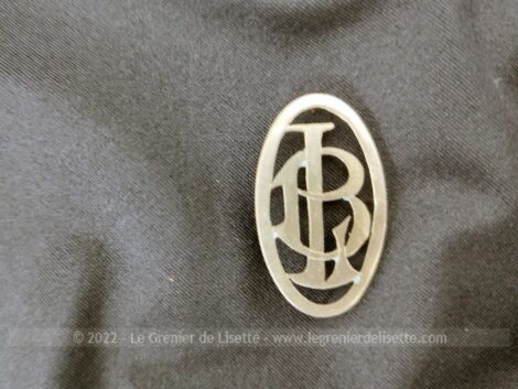 Si vous souhaitez poser vos initiales LB dans un monogramme en métal sur un sac, portefeuille, objet en cuir, revers de manteau ou autre, les voici.